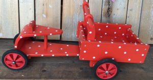 houten bakfietsje rood met witte stippen | geschilderd kraamcadeau kids wonen