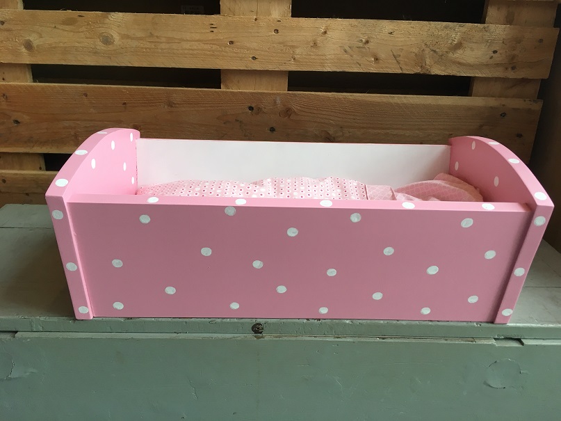 Modderig Uitgaand Premisse Poppenbed roze met witte stippen voor je kindjes poppenbaby koop je hier.