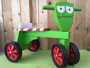 houten loopfiets kikker | geschilderd kraamcadeau kids wonen