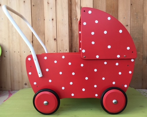 Houten poppenwagen rood met stippen, een mooi speelgoedcadeau