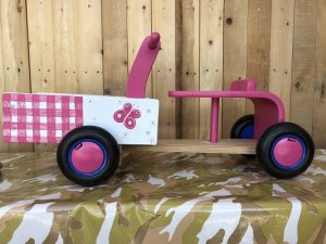 roze bakfiets met vlinders en bloemen | geschilderd kraamcadeau kids wonen