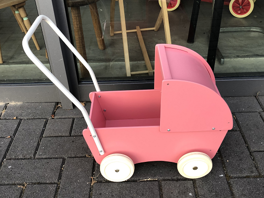 Uitstroom spectrum Schrijfmachine Houten poppenwagen rood met witte stippen, een mooi speelgoedcadeau