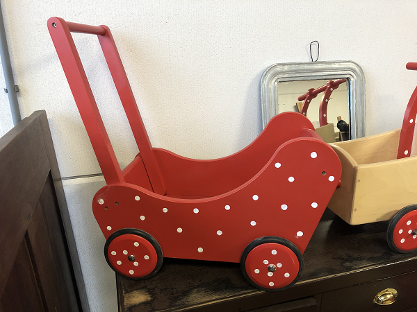 Uitstroom spectrum Schrijfmachine Houten poppenwagen rood met witte stippen, een mooi speelgoedcadeau