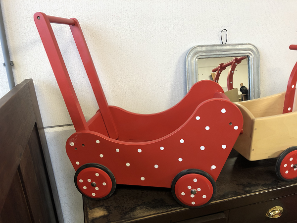 Houten poppenwagen rood witte een mooi speelgoedcadeau